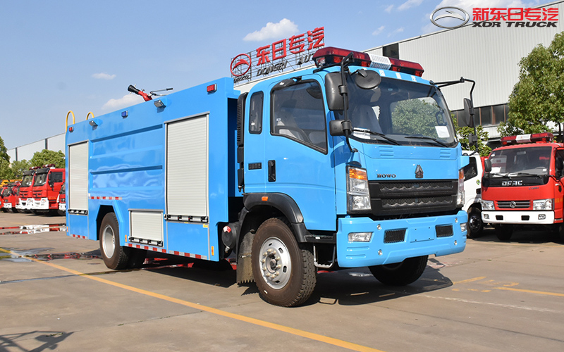 藍(lán)色重汽單橋8噸水罐消防車