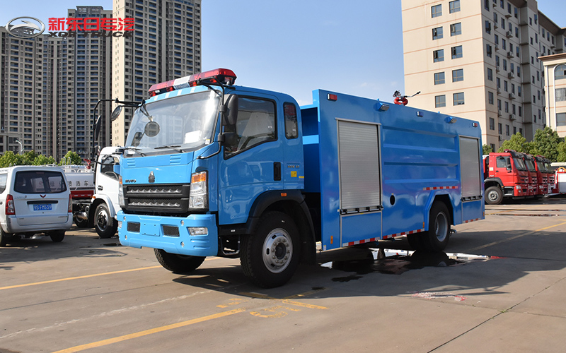 藍(lán)色重汽單橋8噸水罐消防車