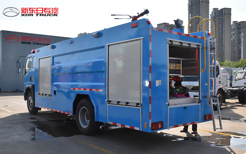藍(lán)色重汽單橋8噸水罐消防車